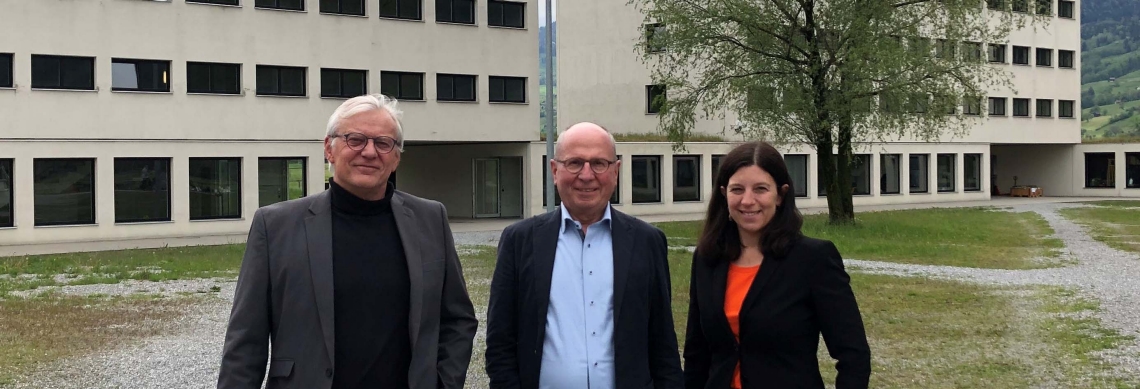 Martin Vinzens steht links von Fredy F&auml;ssler und Barbara Looser K&auml;gi. Sie stehen vor der Strafanstalt.